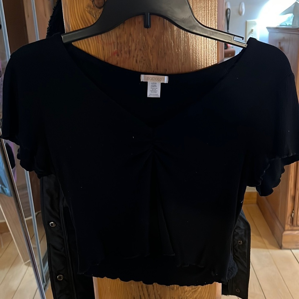 crop top , v - neck, ruffle